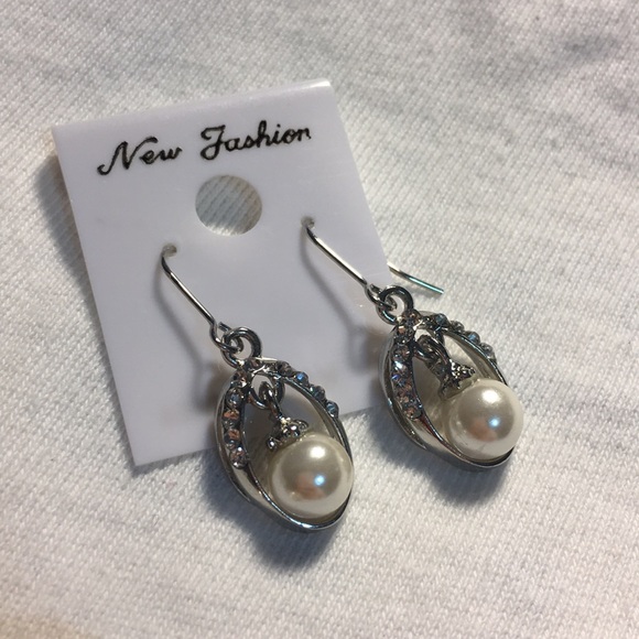 Set: Silver Pearl Earrings & Necklace - Picture 3 of 4